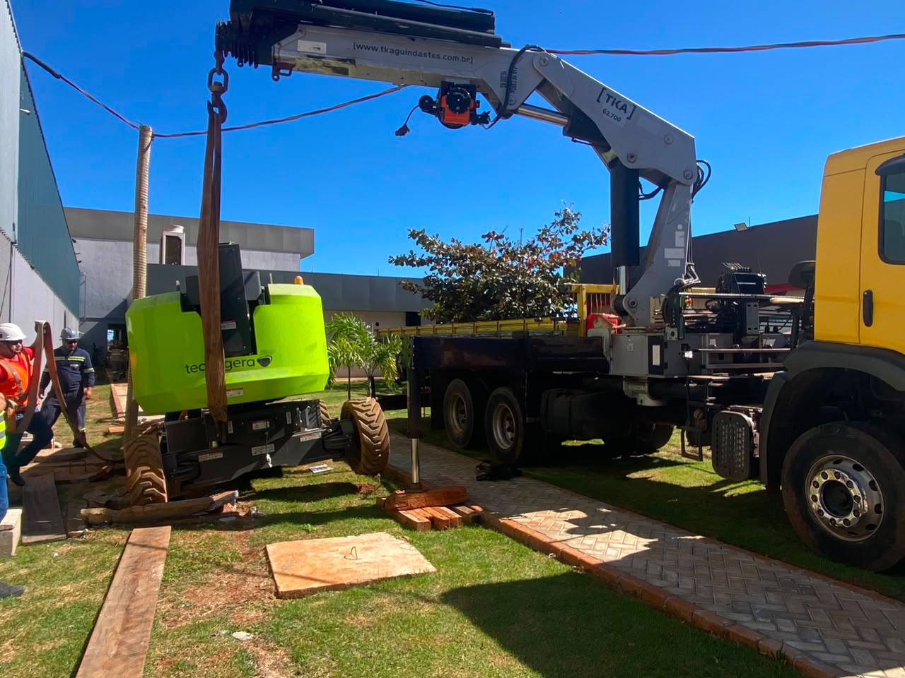 Máquina industrial parada dentro de galpão aguardando transporte